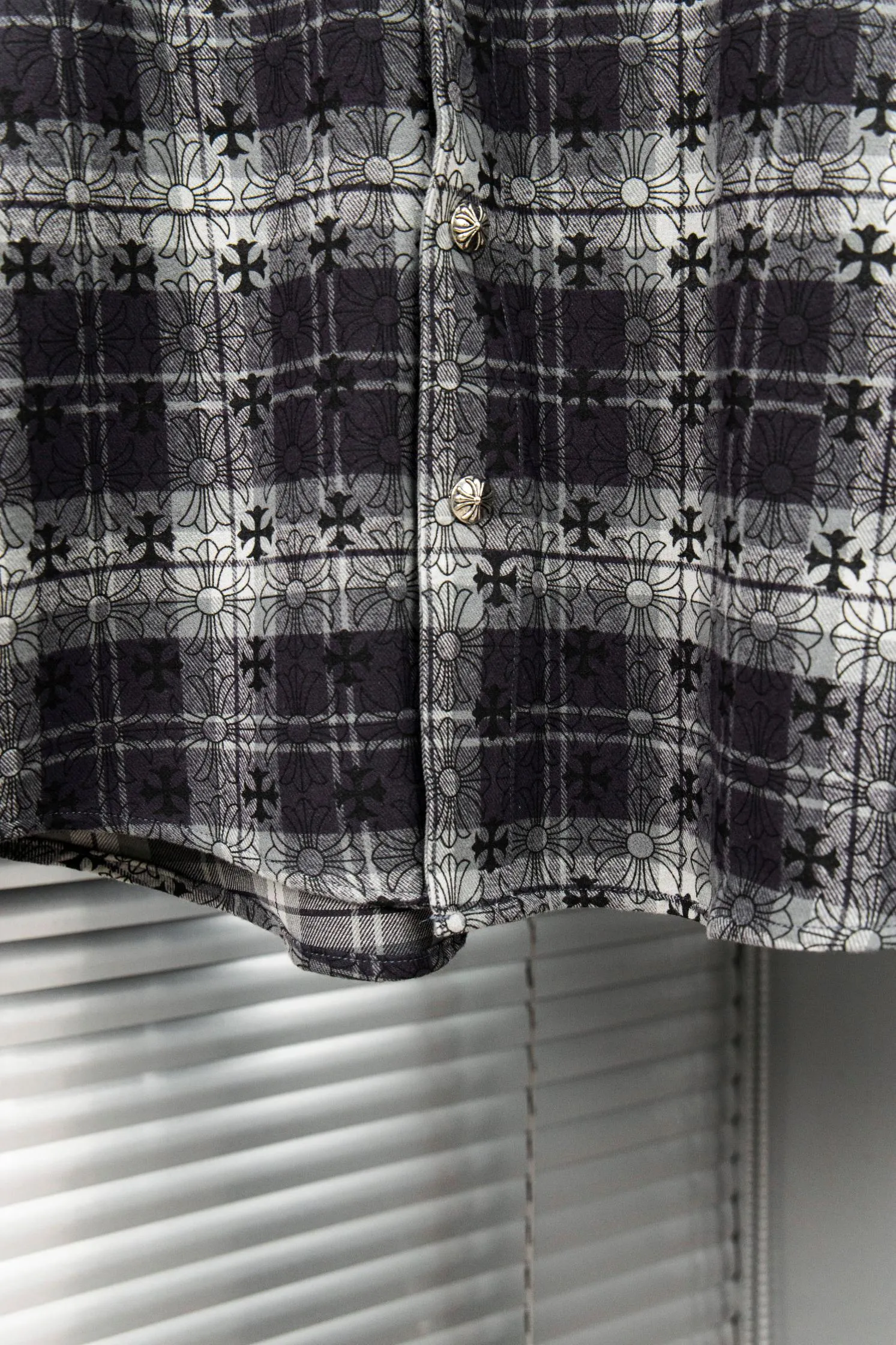 🅿️260 New: Style number: B130 Chrome Hearts classic cashew flower cross all-over printed jacquard long-sleeved casual shirt 1️⃣Customized original jacquard fabric, high-quality pure cotton jacquard plaid fabric, soft and comfortable to the touch, a very high-quality fabric! 2️⃣The details of the workmanship are perfectly controlled. The lining is made of vest hemming, and the cuffs are made of double cross leather labels. It is different from the ordinary version. The collar is also designed with interlining, which shows high-end fashion and personality. The style is fashionable, simple and elegant, and it is a very versatile jacket! 4⃣️Complete accessories, all customized with original versions! Same style for men and women Color: cashew black Size: S, M, L, XL